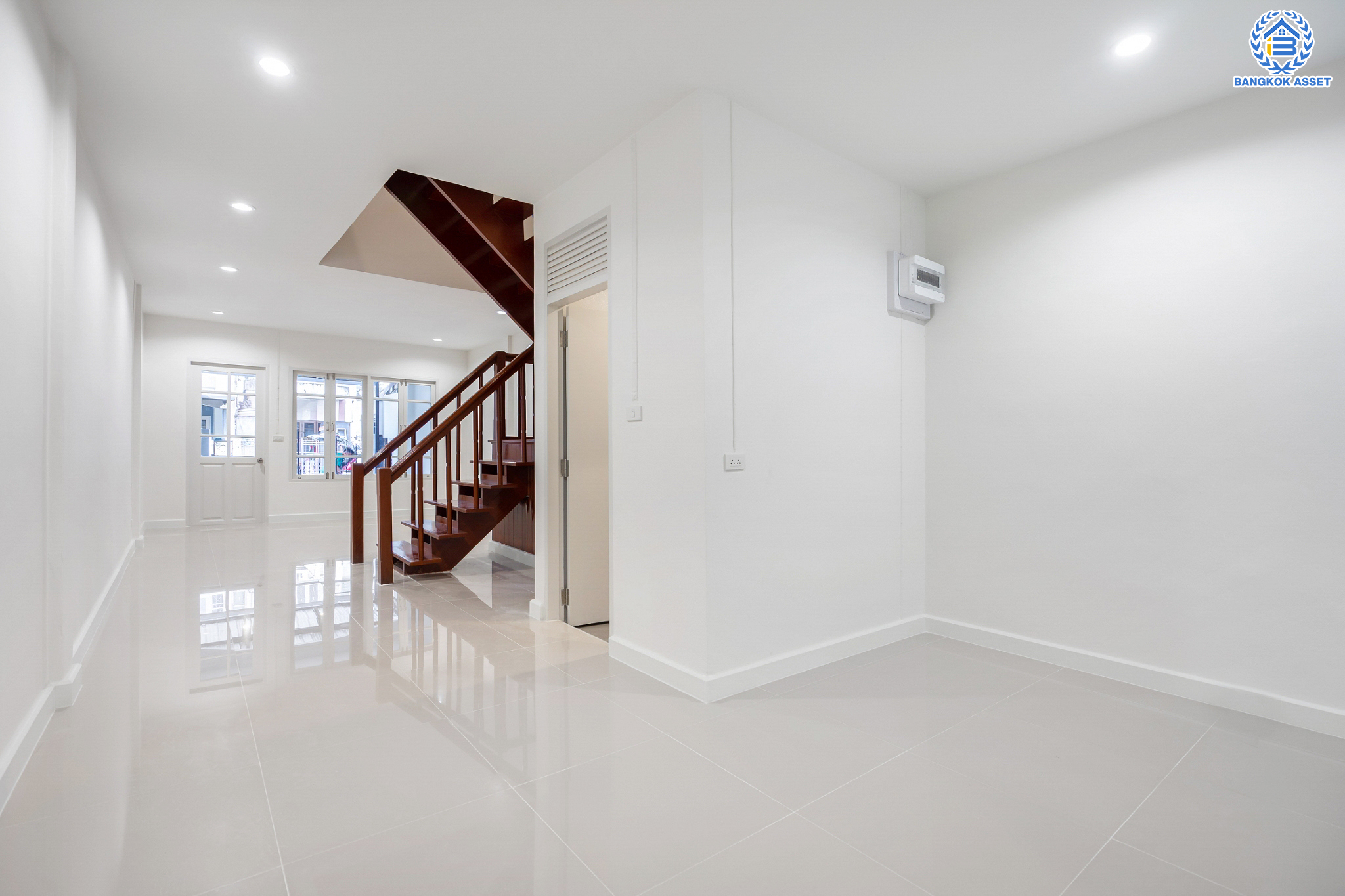 บ้านมือสองตกแต่งใหม่ ม.บุศรินทร์ บางบัวทอง เนื้อที่ 18 ตร.ว. ฟังก์ชัน 2 ห้องนอน 2 ห้องน้ำ 1 ที่จอดรถ ทำเลดี เชื่อมต่อหลายเส้นทาง ถ.กาญจนาภิเษก, ถ.รัตนาธิเบศร์, ถ.บางกรวย-ไทรน้อย และใกล้เซ็นทรัลเวสต์เกต และรถไฟฟ้าสายสีม่วง "สถานีบางพลู"...